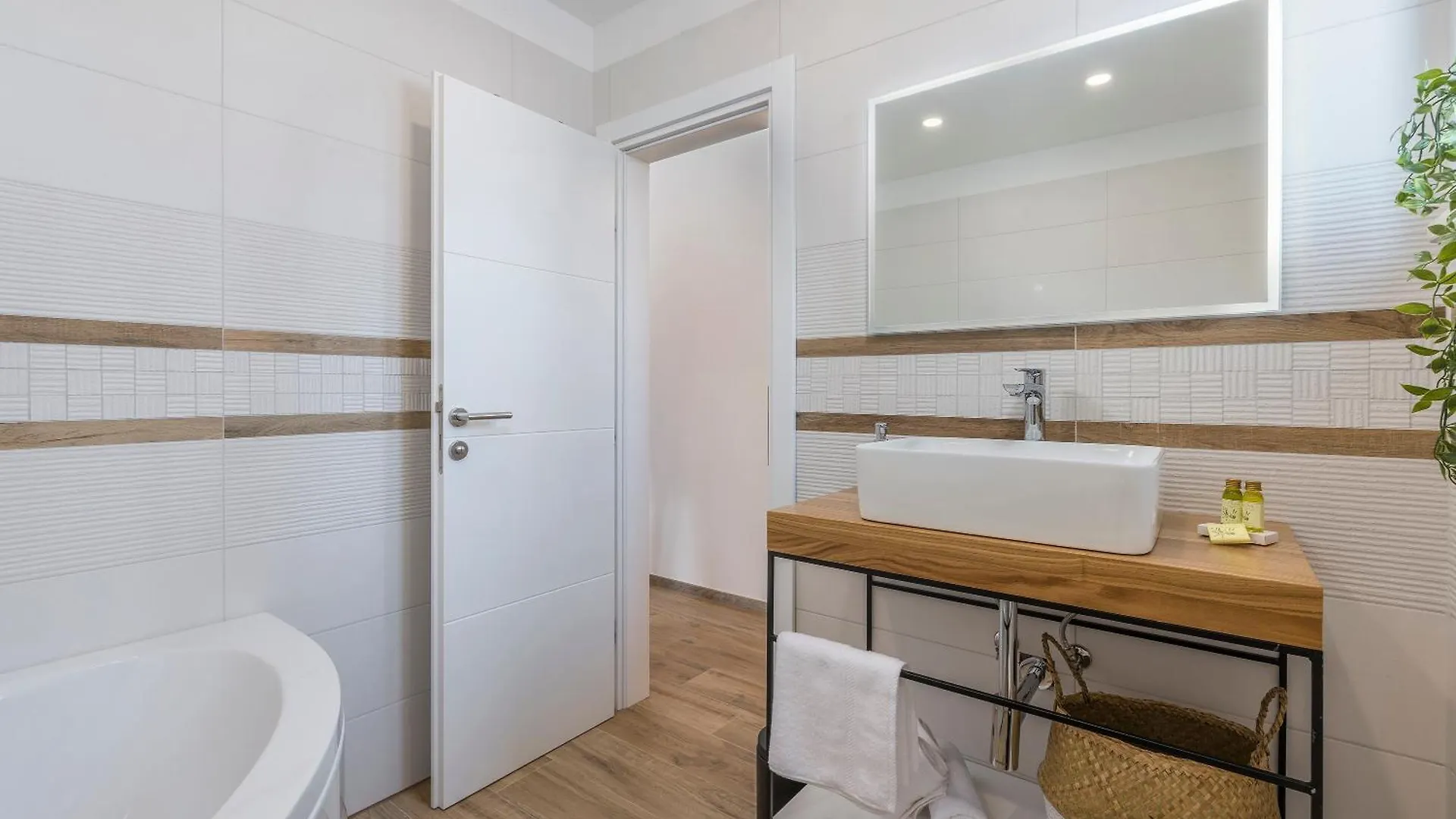 Villa Terra Magica Heated Pool Sauna And Jacuzzi Rapavel